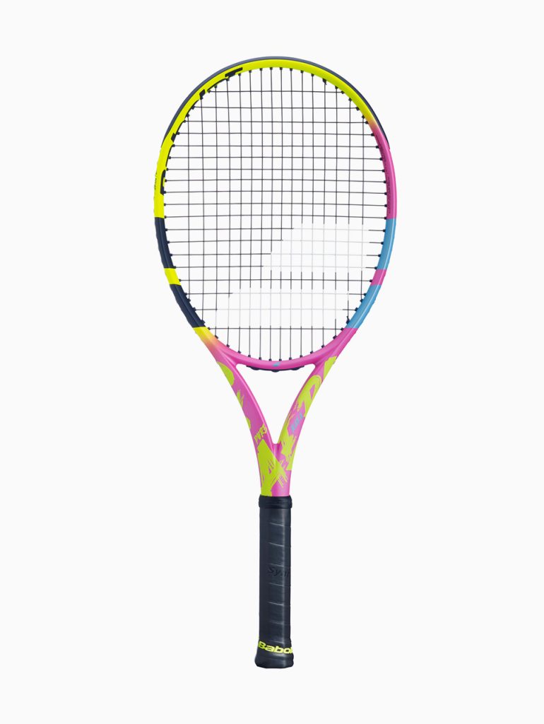 Liberte a força do seu jogo com a Babolat Pure Aero Rafa (290g). Desenvolvida para tenistas que buscam potência e efeitos. Conheça Sua Nova Raquete!
