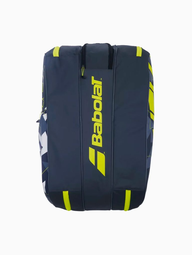 A Raqueteira Babolat RH12 Pure Aero é a escolha perfeita para os tenistas mais exigentes. Com espaço para até 12 raquetes, bolsos térmicos para manter suas cordas protegidas e um design moderno e aerodinâmico, ela é a companheira ideal para suas partidas.