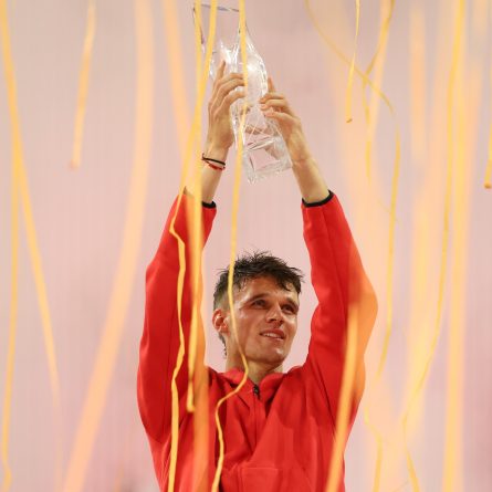 Imagem retirada do Google: Mensik no torneio Miami Open de 2025, levando o 1° lugar